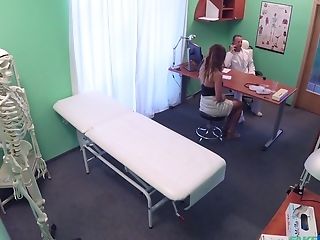 Stunning Nicole Spreads Her Gams For A Physician's Hard Prick On The Couch